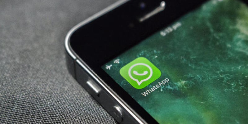 Harnessing AI for Enhanced Conversations: WhatsApp's New Meta AI Feature
